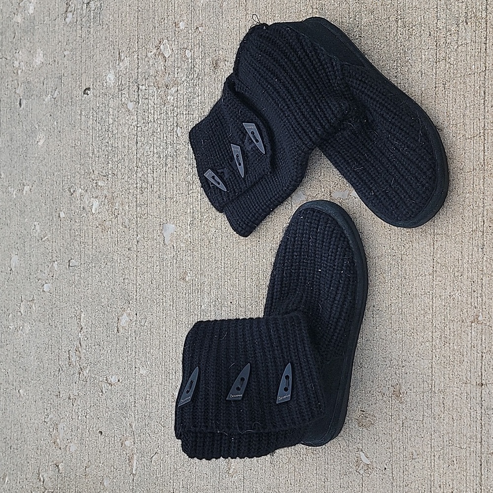 Black knit bear paw boots